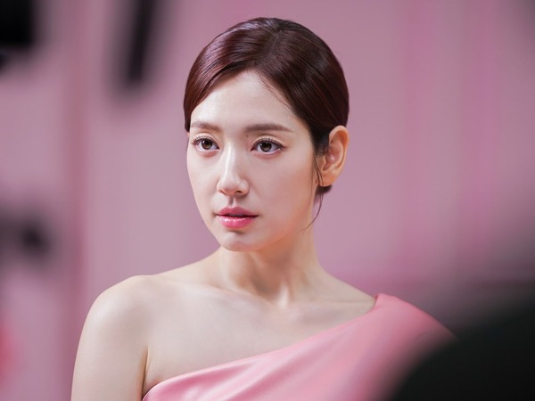 「本当に妊婦さん…？」出産目前の女優パク・シネが魅せた“歴代級”の清楚な美貌【写真】