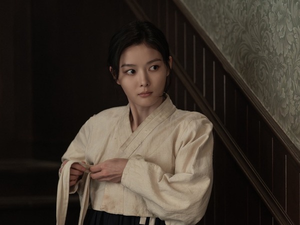 「100日間の偽装潜入」キム・ユジョン、韓服から洋装まで着こなす変幻自在な姿に期待大！