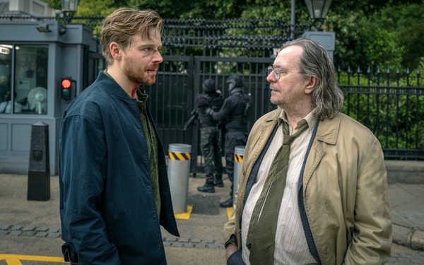 ジャック・ロウデン、ゲイリー・オールドマン　「窓際のスパイ」 (シーズン3, 2023)　写真：Everett Collection/アフロ