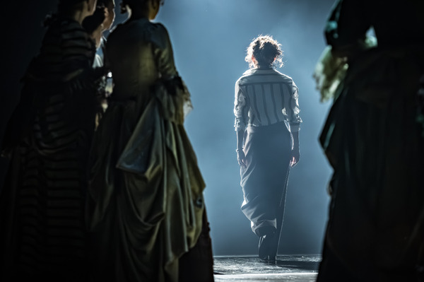 NTLive　『人間嫌い』 Photo © Marc Brenner