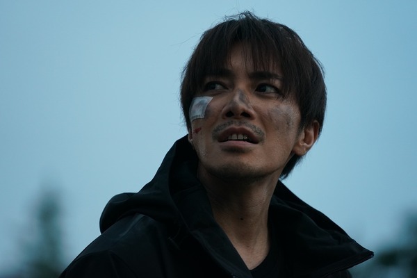 『藁にもすがる獣たち』©曽根圭介／講談社　©2026「藁にもすがる獣たち」製作委員会