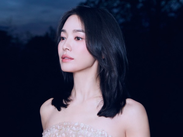 「ルーヴルに飾るべき」女優ソン・ヘギョ、彫刻も嫉妬する“CG級”の女神ビジュアル【写真】
