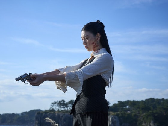 韓国映画デビューの女優・三吉彩花、衝撃の“血まみれ姿”を公開！『タチャ』で魅せるドーパミン全開カット