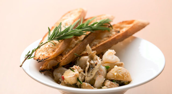 シュリンプ&マッシュルームアヒージョ、クリスピーバゲット 800円