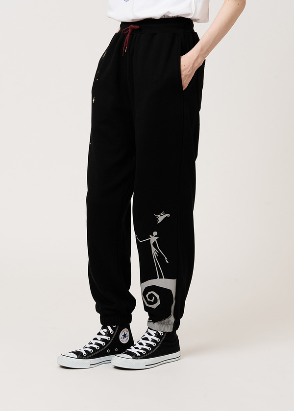スパイラル・ヒル｜スウェットパンツ／¥7,900／©Disney