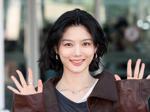 『トンイ』名子役キム・ユジョン、美脚際立つ秋の空港ファッションに目が釘付け！【写真】