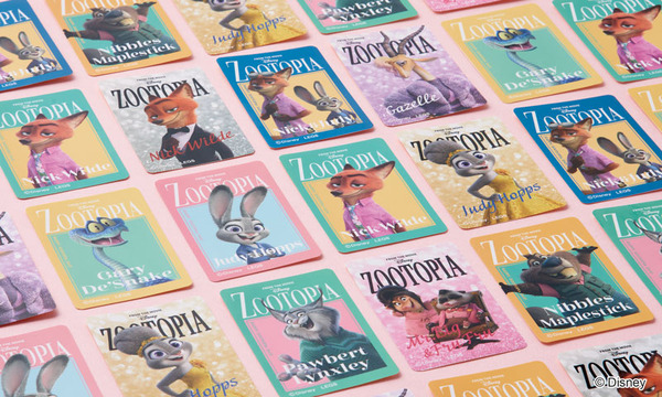 雑誌風ステッカー　550円© Disney