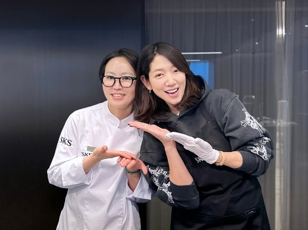 女優パク・シネ、第2子出産から約2週間ぶりの近況。ベーキング教室で“幸せな時間”【写真】
