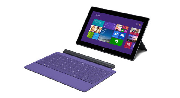 キーボードカバー用 ワイヤレス アダプター。バー形状のアダプターをType Cover 2、Touch Cover 2のマグネット部に装着すると、本体と離れていても、ワイヤレスでキーボードが使用可能に。最大約9m離れた場所からも操作できる。※提供開始は未定（11月中を予定）