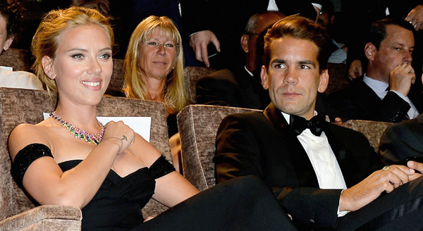 スカーレット・ヨハンソン＆夫のロマン・ドリアック in ヴェネチア国際映画祭 -(C) Getty Images