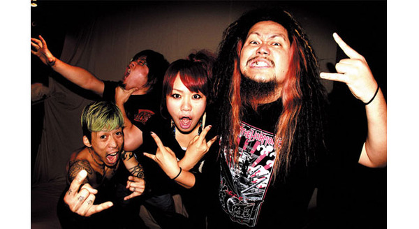 タワーレコード「2013 ベストセラーズ」にて邦楽アルバム1位を獲得して初公開されたマキシマム ザ ホルモンのアーティスト写真