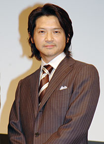 学生役にちょっぴり照れながらも充実した表情を見せた緒方直人