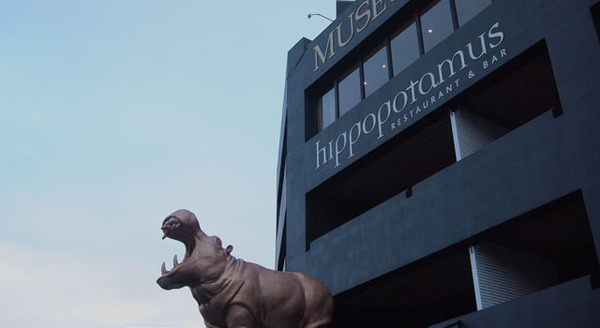「Museum Hotel」入口。ホテル内のレストラン「Hippopotamus」のカバがお出迎え