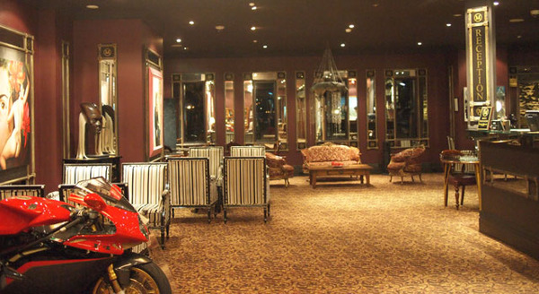 「Museum Hotel」ロビーに飾られたバイクはオーナーの趣味だそう