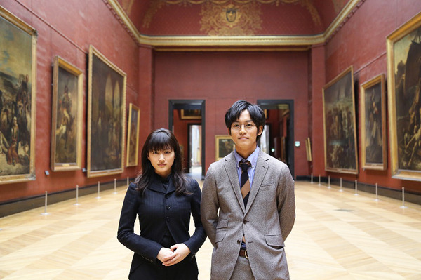綾瀬はるか＆松坂桃李／『万能鑑定士Q －モナ・リザの瞳－』 in ルーヴル美術館（メドゥーサ号の間）／ (C) 2014映画「万能鑑定士Q」製作委員会