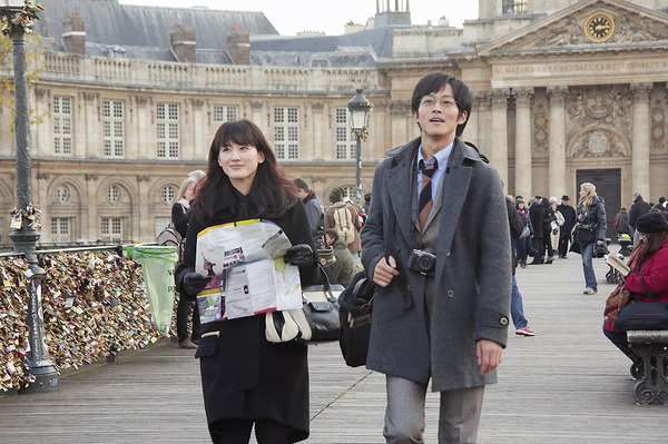 綾瀬はるか＆松坂桃李／『万能鑑定士Q －モナ・リザの瞳－』 in パリ（芸術橋）／ (C) 2014映画「万能鑑定士Q」製作委員会