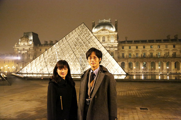 綾瀬はるか＆松坂桃李／『万能鑑定士Q －モナ・リザの瞳－』 in パリ（ルーヴル美術館）／ (C) 2014映画「万能鑑定士Q」製作委員会