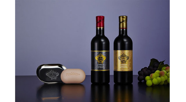 イタリア人気ブランド「オロビアンコ」から新登場のヘアケア＆ボディソープ。ワインに見立てたボトルパッケージで、ギフト向きのアイテム。