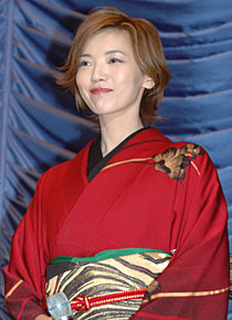 この日は赤い着物姿で登場した和央ようか