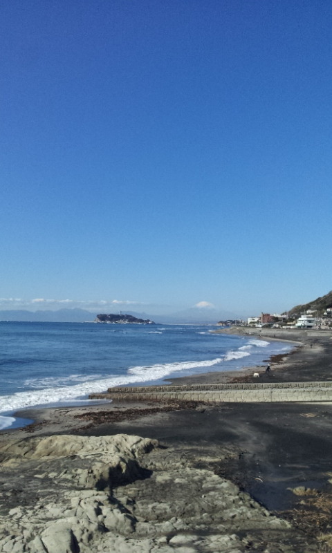 鎌倉の七里ガ浜から望んだ富士山。縁起が良さそうなんで。