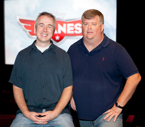 “フライト・スパーバイザー”のジェイソン・マッキンリー（右）＆“空中プレビズ兼レイアウト・アーティスト”のトーマス・リーヴィット（左）／『プレーンズ』 in ディズニー・トゥーン・スタジオ（L.A.）