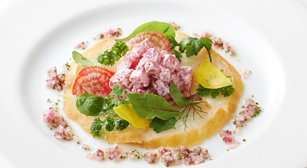 2階 オールデイ ダイニング「フレンチ キッチン」では、世界中の女性から支持され、エイジングケアに定評があるスイスのスキンケアブランド「ラ・プレリー」とコラボレーションしたコースメニュー