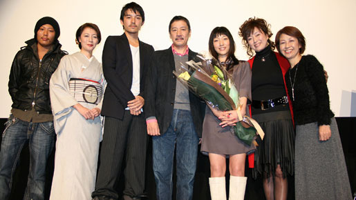 家内工業なんですよ、この映画は」奥田瑛二、愛娘と『風の外側』初の舞台挨拶 1枚目の写真・画像 | cinemacafe.net