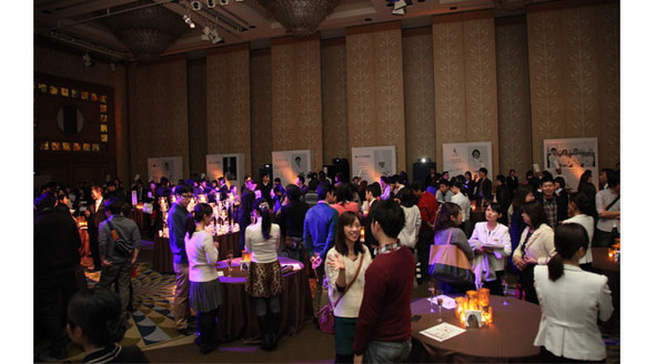 一般公開イベントということもあり、挙式を検討しているカップルも多数参加しており、賑わう会場。