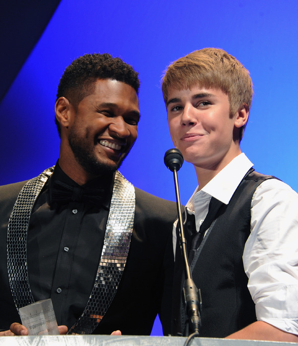 アッシャー＆ジャスティン・ビーバー-(C) Getty Images