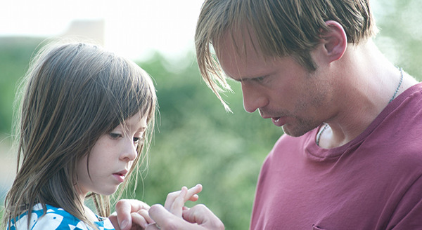 オナタ・アプリール＆アレキサンダー・スカルガルド『メイジーの瞳』-(C) 2013 MAISIE KNEW, LLC. ALL Rights Reserved.