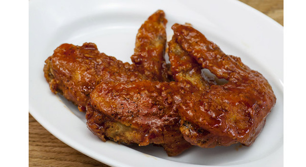 ビールと相性抜群の一押しメニュー、アメリカ南部の定番「TDバッファローチキンウィング」（3P 680円、5P 1080円、7P 1,380円）