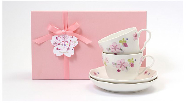 アフタヌーンティー・リビングがこの春おすすめするボタニカルパターンのアイテム「ボックス入りカップ＆ソーサーペアセット」3,675円
