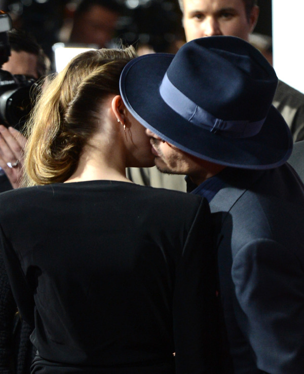 アンバー・ハードの頬にキスをするジョニー・デップ-(C) Getty Images