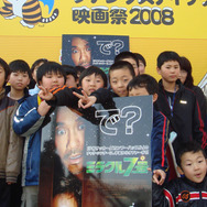 ゆうばり映画祭で『ミラクル7号』の上映会に招待された子供たち
