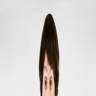 エヴァン・ペニー　《引き伸ばされた女2》　2011年　シリコン、顔料、毛、アルミニウム　作家蔵　(C)Evan Penny, Courtesy Sperone Westwater,NY