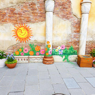 パラッツォ・カナルの壁に描かれた太陽や花の絵