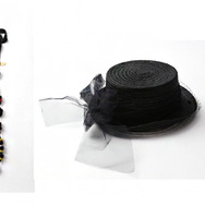 左：「ジャマン・ピュエッシュ」セザンヌの《スープ入れのある静物画》の色彩をスパンコールで表現したバッグと、マネの《笛を吹く少年》の衣装とモチーフを落とし込んだネックレス。バッグ 63,720円、ネックレス 25,920円　中央：「マリー・メルシェ」オーギュスト・ルノワールの《ダラス夫人》の被っているハットを現代風にアレンジ。帽子42,120円　右：「クロディーヌ・ヴィトリー」マネの《シャクヤクと剪定ばさみ》からのインスピレーション。イヤリング 9,720円 ネックレス 17,280円 リング 5,400円 ブローチ 14,040円
