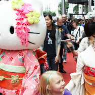 上白石萌音＆ハローキティが“舞妓”姿でパリを練り歩き／『舞妓はレディ』 in JAPAN EXPO