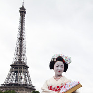 エッフェル塔前で佇む、上白石萌音／『舞妓はレディ』 in パリ