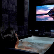 最新極上バスルーム「SPAGE（スパージュ）」。業界最大サイズの32型浴槽テレビ「アクアシアター」と「フルデジタルサウンドシステム」。