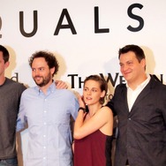 （左から）ニコラス・ホルト＆マイケル・プラス＆ドレイク・ドレマス＆クリステン・スチュアート／『EQUALS』製作発表　PHOTO:HITOMI EZAKI