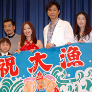 『春よこい』凱旋披露試写会。右から三枝健起監督、高橋ひとみ、時任三郎、工藤夕貴、宇崎竜童、小清水一揮、犬塚弘