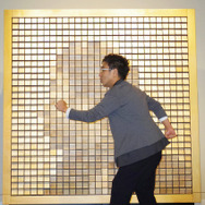 「木の鏡（Wooden Mirror）」に大はしゃぎの八嶋智人／「だまし絵II 進化するだまし絵」のオープニングセレモニー