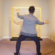 「木の鏡（Wooden Mirror）」に大はしゃぎの八嶋智人／「だまし絵II 進化するだまし絵」のオープニングセレモニー