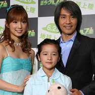 『ミラクル7号』来日会見（左から）小倉優子、シュー・チャオ、“ナナちゃん”、チャウ・シンチー監督