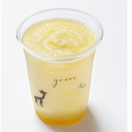 「グリーンバー」（表参道ヒルズ 本館 B3F）の「シトラスモヒートスムージー」（520円 税込）。爽やかな柑橘系フルーツで作るスムージーは、仕上げに塩を一つまみ入れるのがポイント。