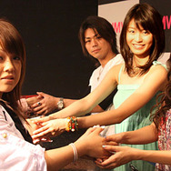 「ビヨンド・ザ・ブレイク」DVD発売イベントでファンと握手する（右から）クリスティーナ、本仮屋ユイカ、浪川大輔。