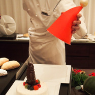 「ボネ・ド・ペール・ノエル」はサンタの帽子を取るとサンタクロース型ショコラが乗ったチーズケーキが現れる