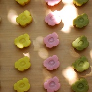 やさしい色合いのウニッコ菓子。