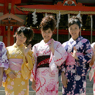 『櫻の園』大ヒット祈願（左から）はねゆり、大島優子、福田沙紀、寺島咲、武井咲